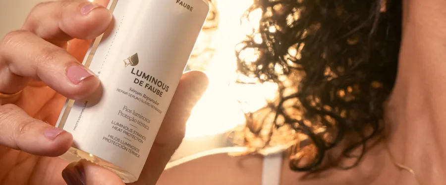 Cabelo liso com brilho espelhado após vitrificação